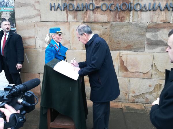 Сергеј Лавров се уписује у Спомен-књигу - Sputnik Србија