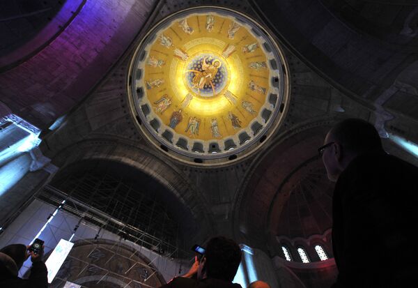 Ukupna površina je 1.248 kvadratnih metara. Na izradi centralne kompozicije „Vaznesenje Hristovo“, koja ukrašava kupolu Hrama, radilo je 70 ruskih i srpskih umetnika. Ukupna površina je 1.248 kvadratnih metara. Na izradi centralne kompozicije „Vaznesenje Hristovo“, koja ukrašava kupolu Hrama, radilo je 70 ruskih i srpskih umetnika. - Sputnik Srbija