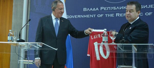 Сергеј Лавров прима дрес од Ивице Дачића - Sputnik Србија