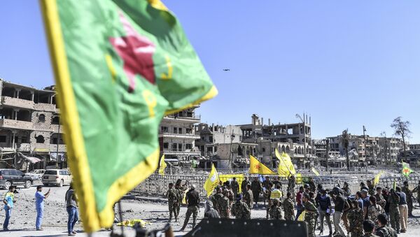 Borci sirijskih kurdskih narodnih zaštitnih jedinica okupljaju se na trgu El Naim u Raki - Sputnik Srbija