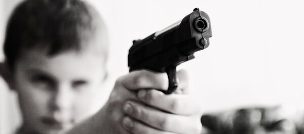 Dečak sa pištoljem - Sputnik Srbija