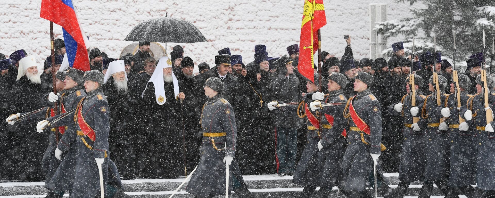 Патријарх московски и целе Русије Кирил на церемонији полагања венаца на Гроб незнаног јунака у Кремљу поводом Дана бранилаца отаџбине - Sputnik Србија, 1920, 23.02.2018