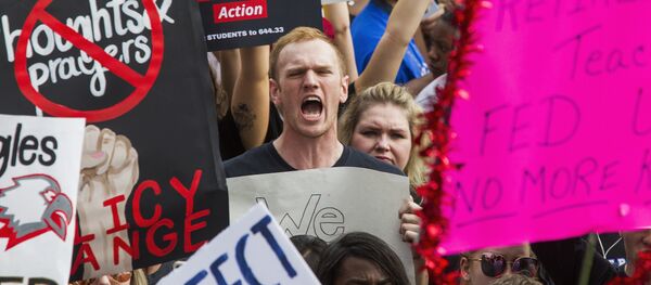Protest na Floridi posle pucnjave u školi u kojoj je ubijeno 17 osoba Protest na Floridi posle pucnjave u školi u kojoj je ubijeno 17 osoba - Sputnik Srbija