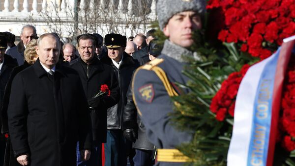 Руски председник Владимир Путин покрај Споменика незнаном јунаку - Sputnik Србија