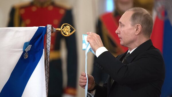 Ruski predsednik Vladimir Putin uručuje državna priznanja - Sputnik Srbija