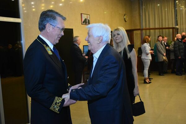 Ruski Ambasador u Beogradu Aleksandar Čepurin sa legendom jugoslovenske pop muzike Đorđem Marjanovićem na prijemu povodom Dana zaštitnika otadžbine u Ambasadi Rusije u Beogradu - Sputnik Srbija