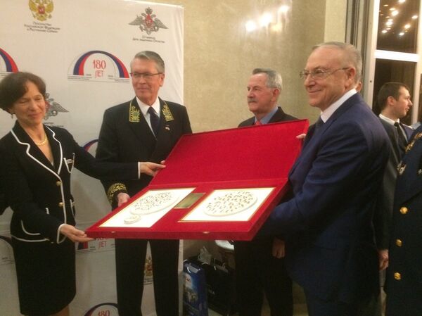 Advokatska kancelarija „Butolen“ poklonila je ambasadoru Čepurinu set pozlaćenih slova srpske i ruske azbuke - Sputnik Srbija