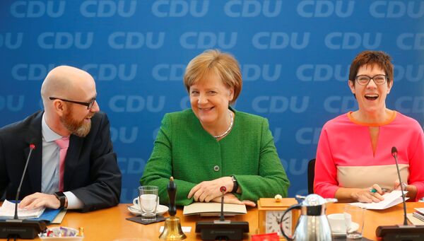 Челници ЦДУ Петер Таубер, Ангела Меркел и Анегрет Крамп Каренбауер Челници ЦДУ Петер Таубер, Ангела Меркел и Анегрет Крамп Каренбауер - Sputnik Србија