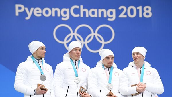 Ruski sportisti na ceremoniji dodele medalja u takmičenju u skijanju na Olimpijskim igrama u Pjongčangu - Sputnik Srbija