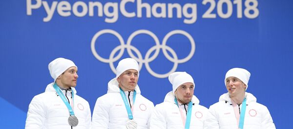 Ruski sportisti na ceremoniji dodele medalja u takmičenju u skijanju na Olimpijskim igrama u Pjongčangu Ruski sportisti na ceremoniji dodele medalja u takmičenju u skijanju na Olimpijskim igrama u Pjongčangu - Sputnik Srbija