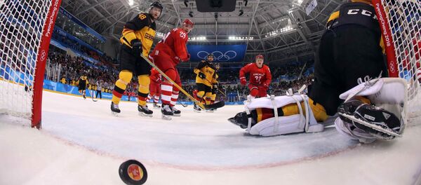 Reprezentacija Olimpijskih sportista iz Rusije postiže gol na hokejaškoj utakmici protiv Nemačke u finalu Olimpijskih igara u Pjongčangu - Sputnik Srbija