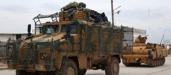 Oklopna vozila i tenkovi turske vojske prolaze kroz Bab el Salamah prelazeći granicu između Sirije i Turske na severu provincije Alep - Sputnik Srbija