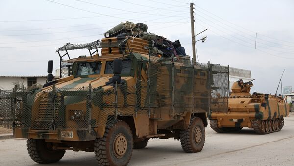 Оклопна возила и тенкови турске војске пролазе кроз Баб ел Саламах прелазећи границу између Сирије и Турске на северу провинције Алеп - Sputnik Србија