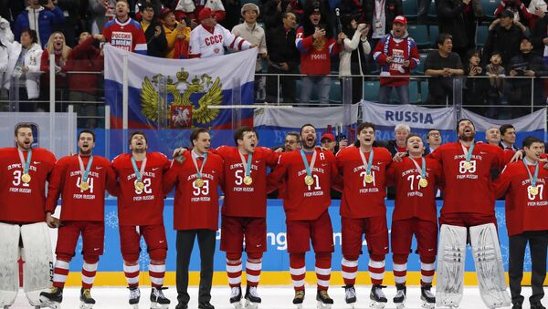 Hokejaši Rusije pevaju himnu na ceremoniji dodele medalja na Olimpijskim igrama u Pjongčangu - Sputnik Srbija