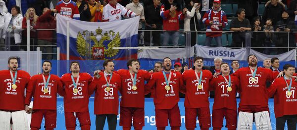 Хокејаши Русије певају химну на церемонији доделе медаља на Олимпијским играма у Пјонгчангу - Sputnik Србија