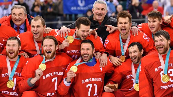 Ruski hokejaši sa zlatnim medaljama nakon pobede u finalu turnira na Zimskim olimpijskim igrama u Pjongčangu - Sputnik Srbija