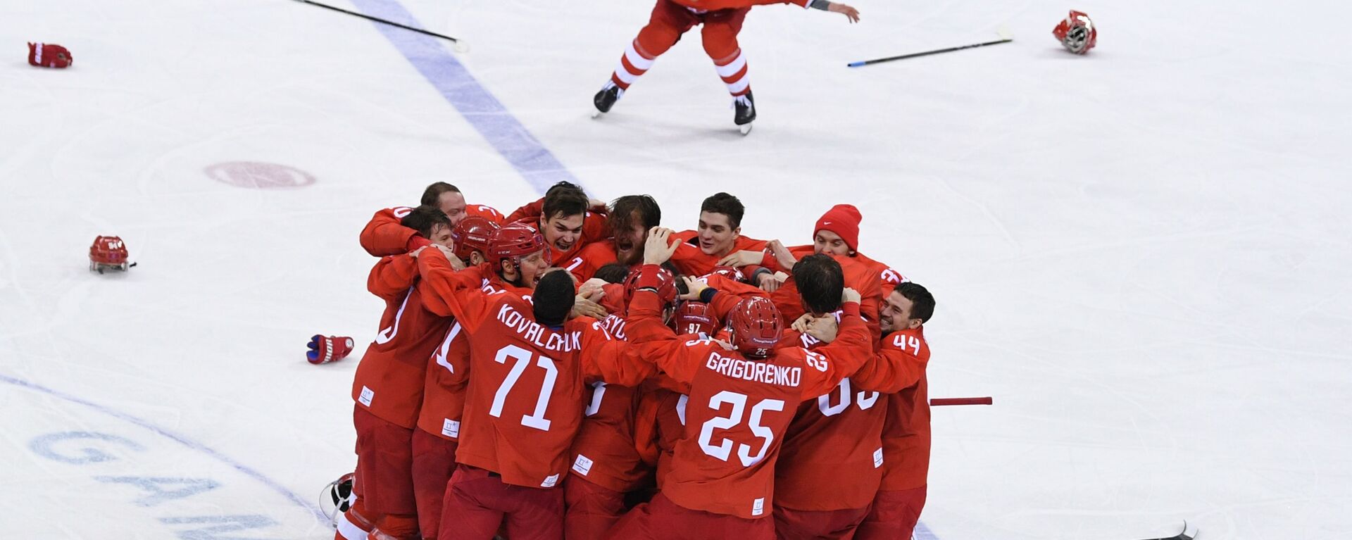 Ruski hokejaši proslavljaju zlato na ZOI u Pjongčangu - Sputnik Srbija, 1920, 04.03.2022