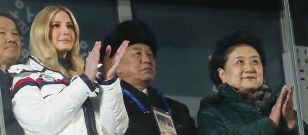 Саветник председника САД Иванка Трамп и члан делегације Северне Кореје Ким Јенг Чел на церемонији затварања Олимпијских игара у Пјонгчангу - Sputnik Србија