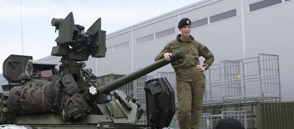 Жене војници поред оклопног возила на полигону у северној Норвешкој Жене војници поред оклопног возила на полигону у северној Норвешкој - Sputnik Србија