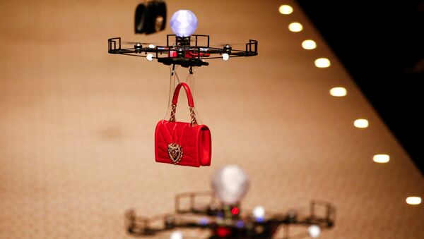 Dron nosi torbu modne kuće Dolče i Gabana na modnoj reviji u Milanu. - Sputnik Srbija