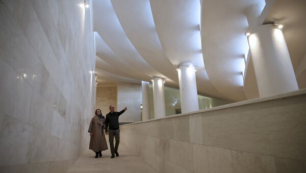 Arhitekta Reza Danešmir sa svojom suprugom Ketrin Spiridonov šetaju Vali-e-Mosr džamijom u Teheranu. - Sputnik Srbija