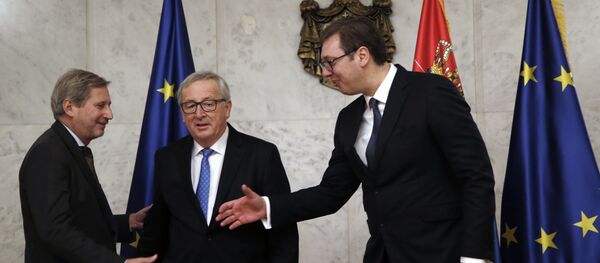 Председник Србије Александар Вучић са председником Европске комисије Жан-Клодом Јункером и европским комесаром за суседску политику и преговоре о проширењу Јоханесом Ханом Председник Србије Александар Вучић са председником Европске комисије Жан-Клодом Јункером и европским комесаром за суседску политику и преговоре о проширењу Јоханесом Ханом - Sputnik Србија