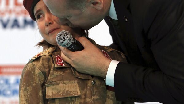 Турски председник Реџеп Тајип Ердоган и уплакана петогодишња девојчица у униформи - Sputnik Србија