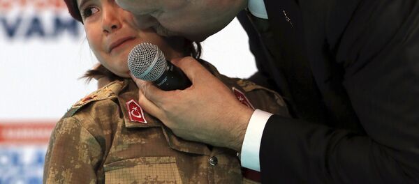 Турски председник Реџеп Тајип Ердоган и уплакана петогодишња девојчица у униформи - Sputnik Србија