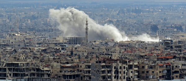 Дим се вије у предграђу Дамаска Источној Гути коју контролишу терористи - Sputnik Србија