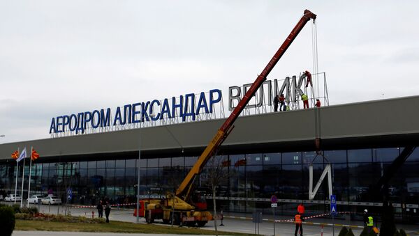 Skidanje natpisa sa aerodroma u Skoplju - Sputnik Srbija