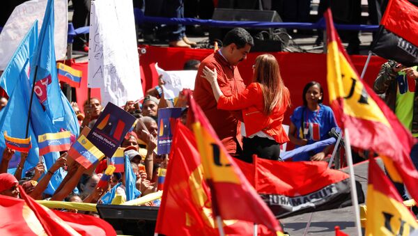 Predsednik Venecuele Nikolas Maduro sa suprugom Silijom Flores na mitingu Karakasu 27. februara 2018. - Sputnik Srbija
