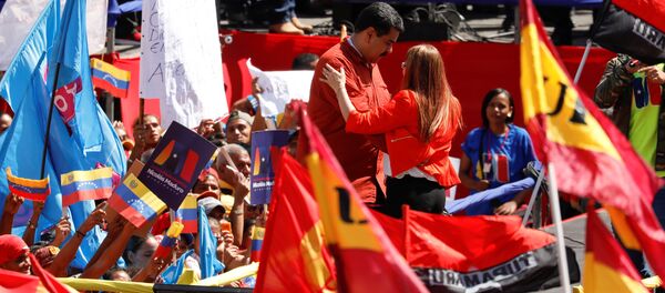 Председник Венецуеле Николас Мадуро са супругом Силијом Флорес на митингу Каракасу 27. фебруара 2018. Председник Венецуеле Николас Мадуро са супругом Силијом Флорес на митингу Каракасу 27. фебруара 2018. - Sputnik Србија