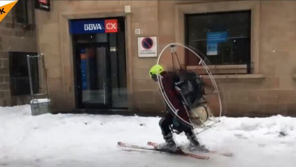 Скијаш из Шпаније  ставио је на леђа пропелер и провозао се улицама Љеиде - Sputnik Србија