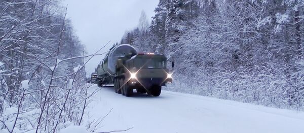 Камион вози нову интерконтиненталну балистичку ракету Сармат Камион вози нову интерконтиненталну балистичку ракету Сармат - Sputnik Србија