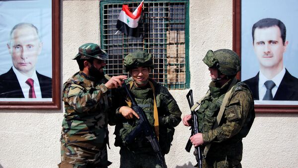 Сиријски и руски војници на контролном пункту у близини логора Вафиден у Дамаску - Sputnik Србија
