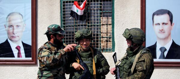 Сиријски и руски војници на контролном пункту у близини логора Вафиден у Дамаску - Sputnik Србија