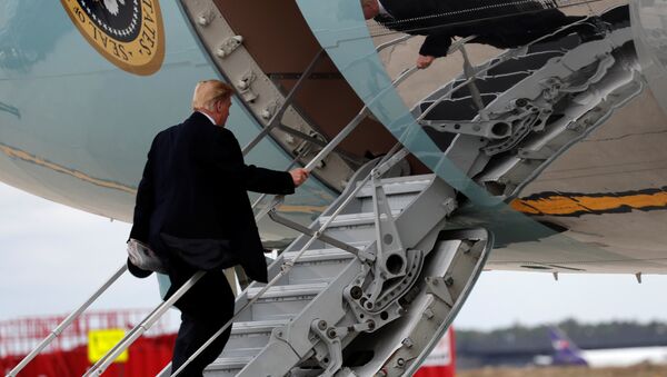 Predsednik SAD Donald Tramp ukrcava se u predsednički avion - Sputnik Srbija