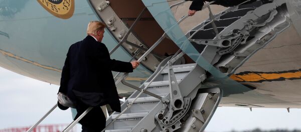 Председник САД Доналд Трамп укрцава се у председнички авион Председник САД Доналд Трамп укрцава се у председнички авион - Sputnik Србија