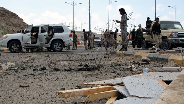 Pripadnici policije tokom istrage automobila-bombe ispred sedišta protivterorističke jedinice u gradu Aden u Jemenu - Sputnik Srbija