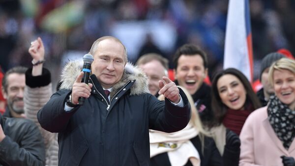 Kandidat za predsednika Rusije Vladimir Putin na mitingu podrške Za jaku Rusiju u Moskvi - Sputnik Srbija