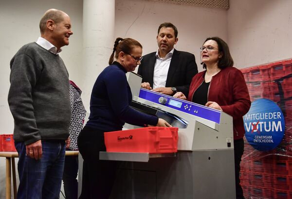 V. d. predsedavajućeg Socijaldemokratske partije (SPD) Nemačke Olaf Šolc, generalni sekretar SPD-a Lars Klingbajl i nemačka ministarka rada Andrea Nales tokom brojanja glasova u sedištu SPD-a u Berlinu. V. d. predsedavajućeg Socijaldemokratske partije (SPD) Nemačke Olaf Šolc, generalni sekretar SPD-a Lars Klingbajl i nemačka ministarka rada Andrea Nales tokom brojanja glasova u sedištu SPD-a u Berlinu. - Sputnik Srbija