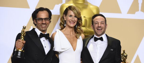 Водитељка Лора Дерн позира са Деном Коганом и Брајаном Фогелом, добитницима Оскара за најбољи документарни филм Икар Водитељка Лора Дерн позира са Деном Коганом и Брајаном Фогелом, добитницима Оскара за најбољи документарни филм Икар - Sputnik Србија