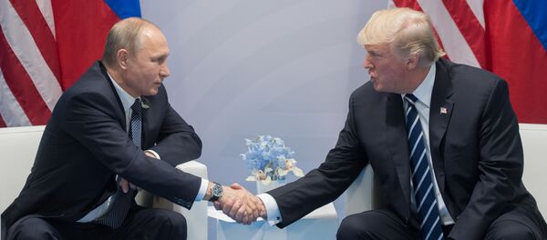 Президент РФ Владимир Путин и президент США Дональд Трамп во время беседы на полях саммита лидеров Группы двадцати G20 в Гамбурге Президент РФ Владимир Путин и президент США Дональд Трамп во время беседы на полях саммита лидеров Группы двадцати G20 в Гамбурге - Sputnik Србија
