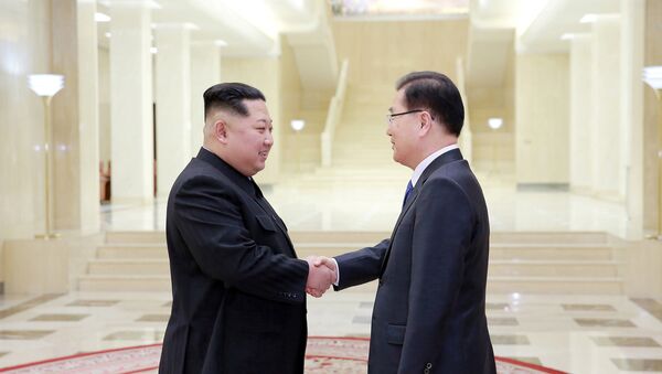 Лидер Северне Кореј Ким Џонг Ун се рукује са специјалним изаслаником јужнокорејског председника Чунг Уи Јонгом на састанку у Пјонгјангу - Sputnik Србија