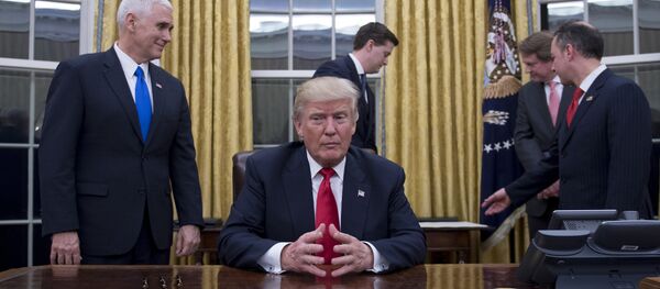 Potpredsednik SAD Majk Pens, predsednik SAD Donald Tramp, šef osoblja Rins Pribus, šef kabineta Bele kuće Džon Keli i direktor Pentagona Džejms Matis u Ovalnom kabinetu Bele kuće Potpredsednik SAD Majk Pens, predsednik SAD Donald Tramp, šef osoblja Rins Pribus, šef kabineta Bele kuće Džon Keli i direktor Pentagona Džejms Matis u Ovalnom kabinetu Bele kuće - Sputnik Srbija