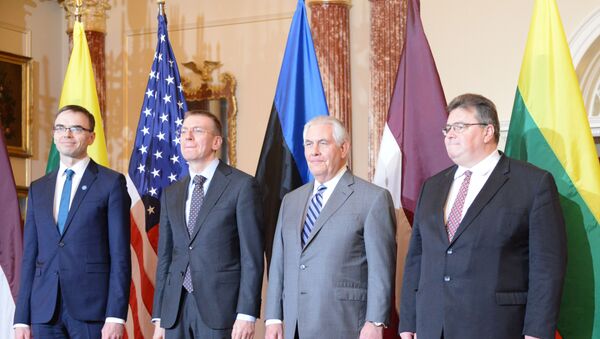 Ministri spoljnih poslova Estonije, Letonije i Litvanije, Sven Mikser, Edgars Rinkevičs i Linas Linkevičius sa američkim državnim sekretarom Reksom Tilersonom - Sputnik Srbija