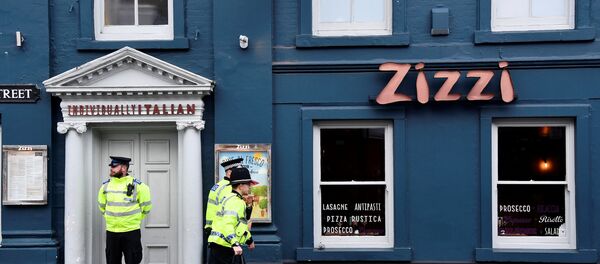 Britanski policajci ispred restorana ispred koga su pronađeni bivši ruski obaveštajac Sergej Skripalj i njegova ćerka Britanski policajci ispred restorana ispred koga su pronađeni bivši ruski obaveštajac Sergej Skripalj i njegova ćerka - Sputnik Srbija