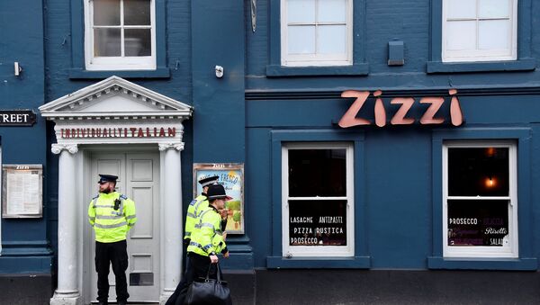 Britanski policajci ispred restorana ispred koga su pronađeni bivši ruski obaveštajac Sergej Skripalj i njegova ćerka - Sputnik Srbija
