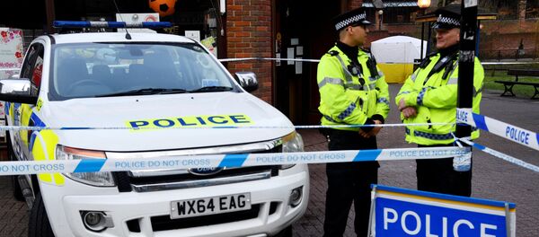 Припадници полиције на месту где су отровани бивши припадник руске обавештајне службе Сергеј Скрипаљ и његова ћерка у Салзберију - Sputnik Србија