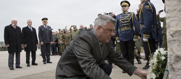 Хашим Тачи полаже цвеће на споменик Адему Јашарију - Sputnik Србија